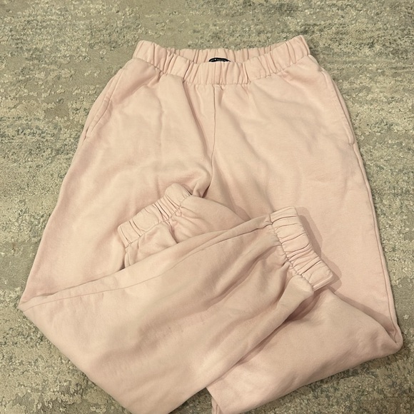 Brandy Melville Light Pink Rosa Sweatpants - Picture 3 of 4